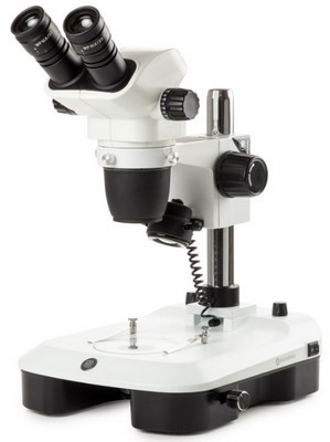 Euromex binokulares Zoom-Stereomikroskop NexiusZoom EVO 6.5-55x mit Säulenstativ und Spiegel LED.