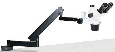 Euromex trinokulares Zoom-Stereomikroskop NexiusZoom EVO 6.5-55x mit artikulierten Armstativ und Tischklemme ohne Beleuchtung.