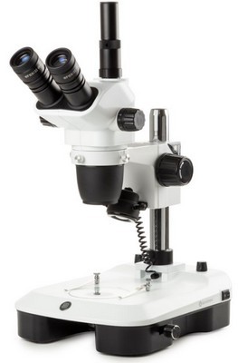 Euromex trinokulares Zoom-Stereomikroskop NexiusZoom 6,7-45x mit Säulenstativ und Spiegel-LED.