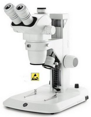 Euromex trinokulares Zoom-Stereomikroskop NexiusZoom 6,7-45x mit Zahnstangenstativ und LED Auf- und Durchlichtbeleuchtung. Antistatische ESD Version.