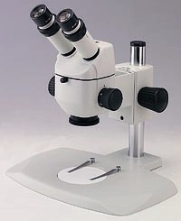 Motic Stereomikroskop K-500P Festvergrerung 6,4x, 10x, 16x, 25x und 40x mit flachem Feststativ, ohne Beleuchtung.